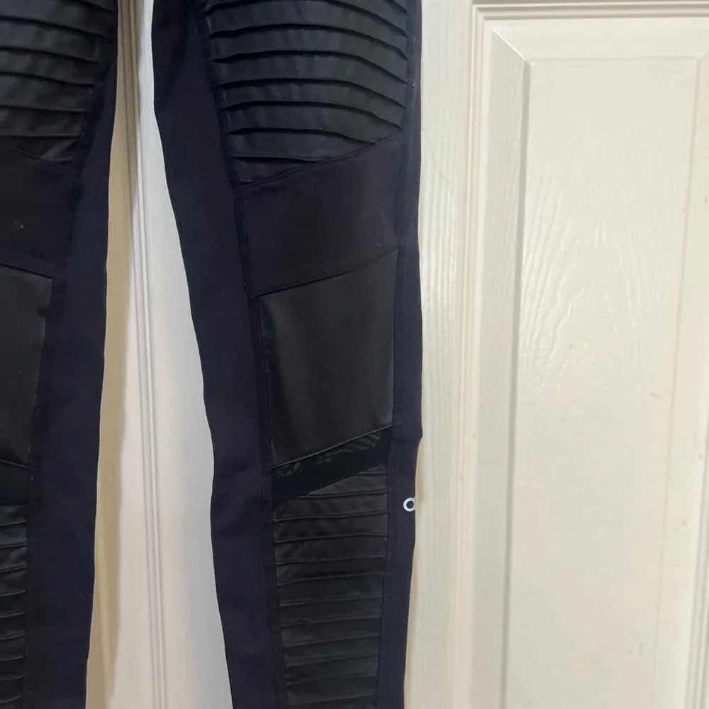 ALO Yoga High Waist‎ Moto Leggings Black Glossy Size medium Yoga Stretch Sporty